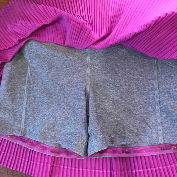 Lululemon tennis skirt size 2 - Picture 3 of 4